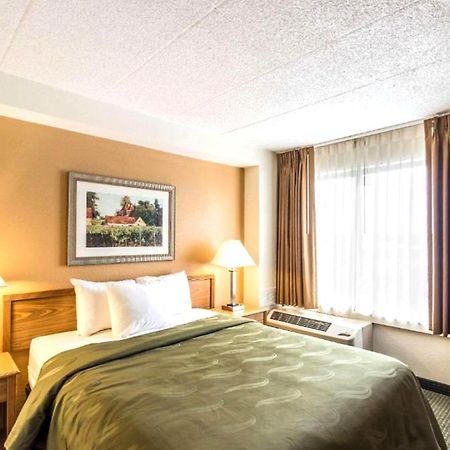 Norwood Inn & Suites Milwaukee Butler Esterno foto