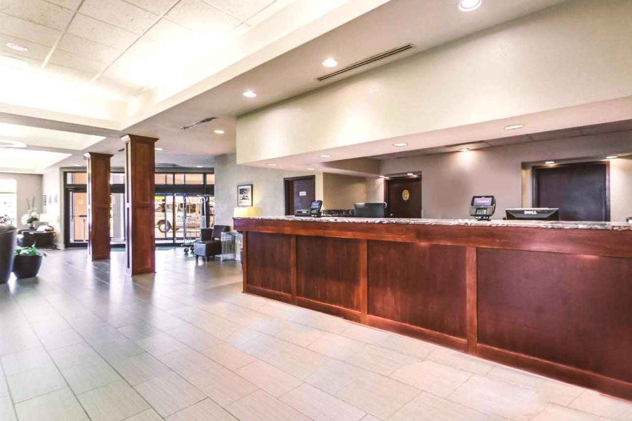 Norwood Inn & Suites Milwaukee Butler Esterno foto