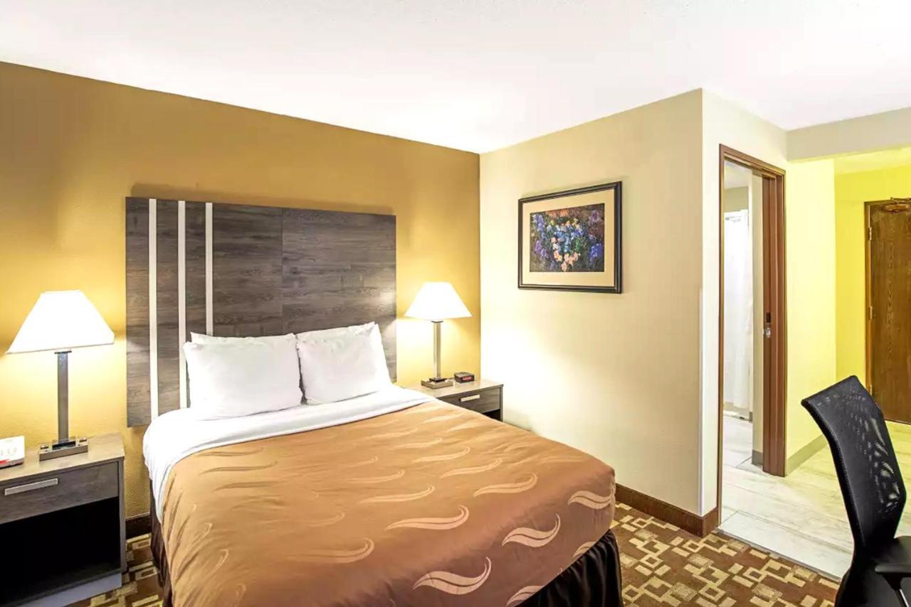 Norwood Inn & Suites Milwaukee Butler Esterno foto