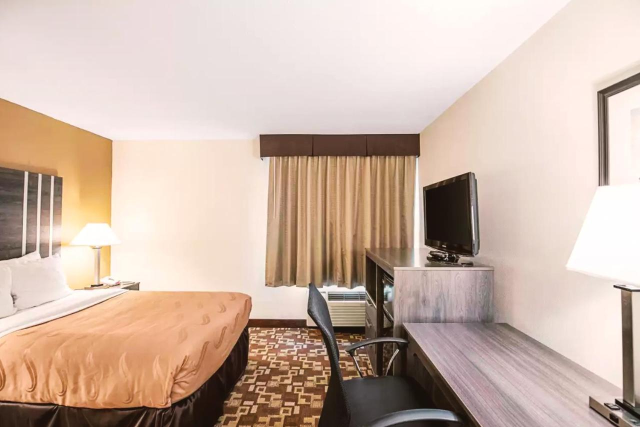 Norwood Inn & Suites Milwaukee Butler Esterno foto