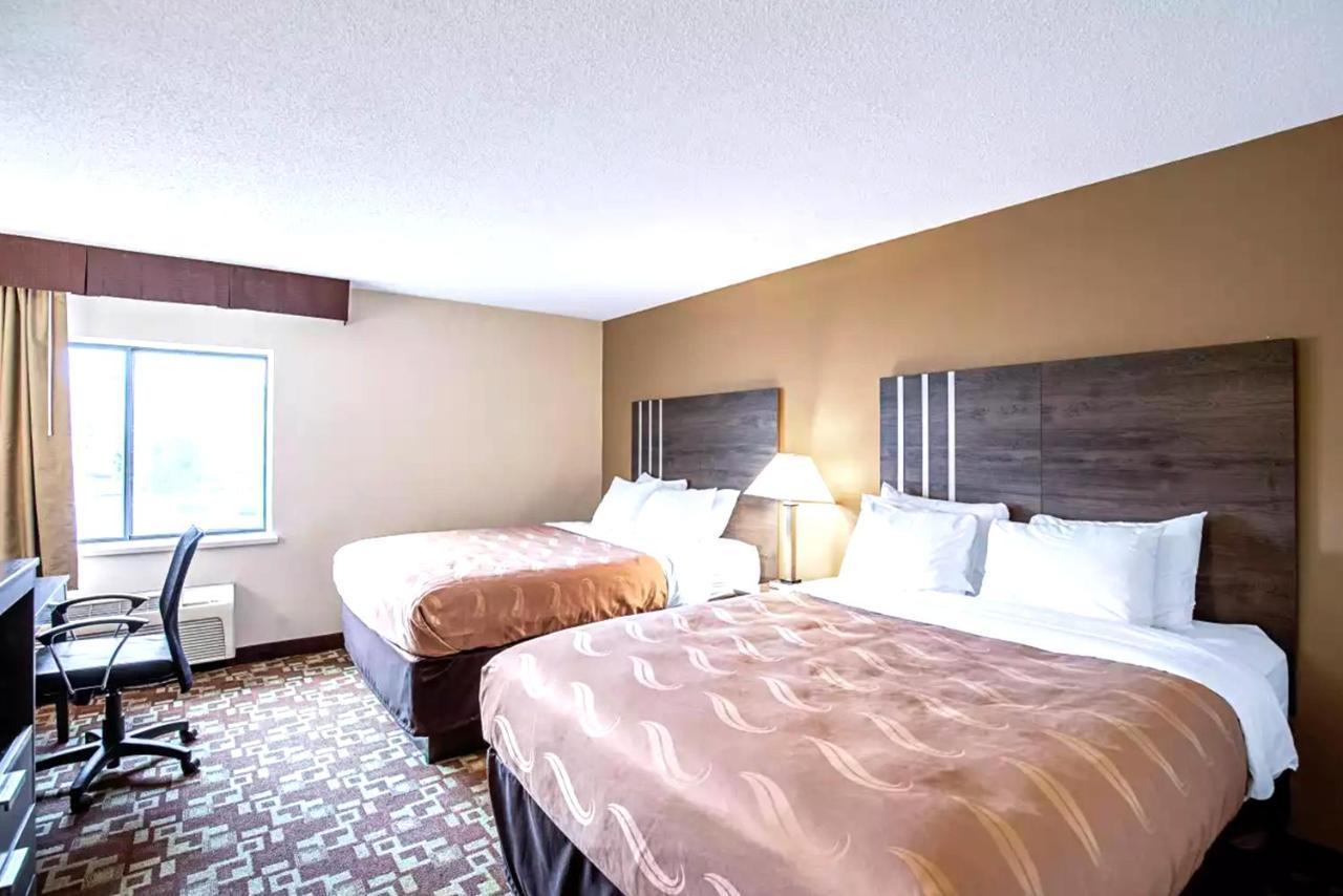 Norwood Inn & Suites Milwaukee Butler Esterno foto