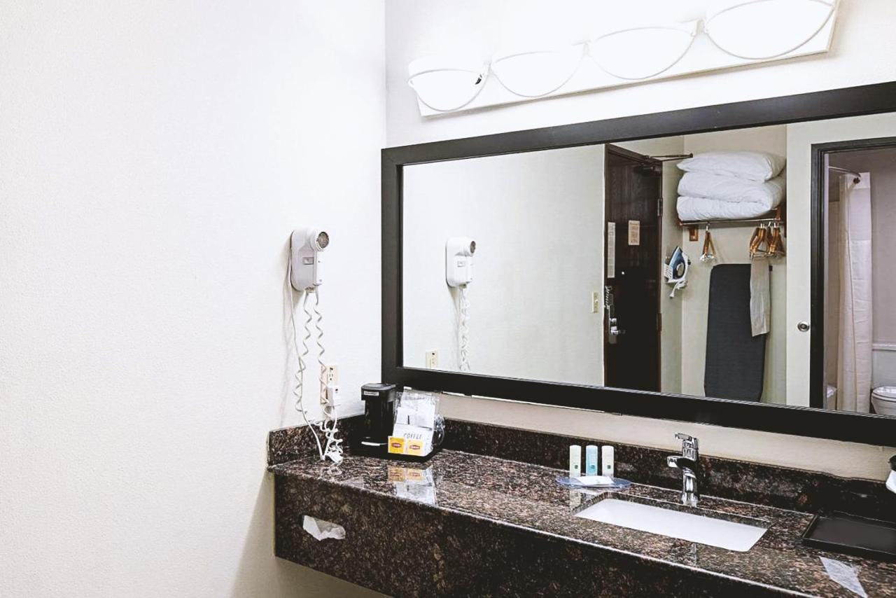 Norwood Inn & Suites Milwaukee Butler Esterno foto