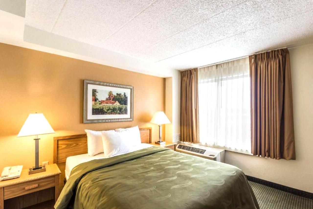 Norwood Inn & Suites Milwaukee Butler Esterno foto