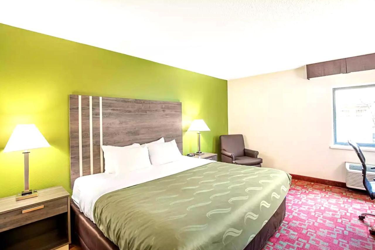 Norwood Inn & Suites Milwaukee Butler Esterno foto
