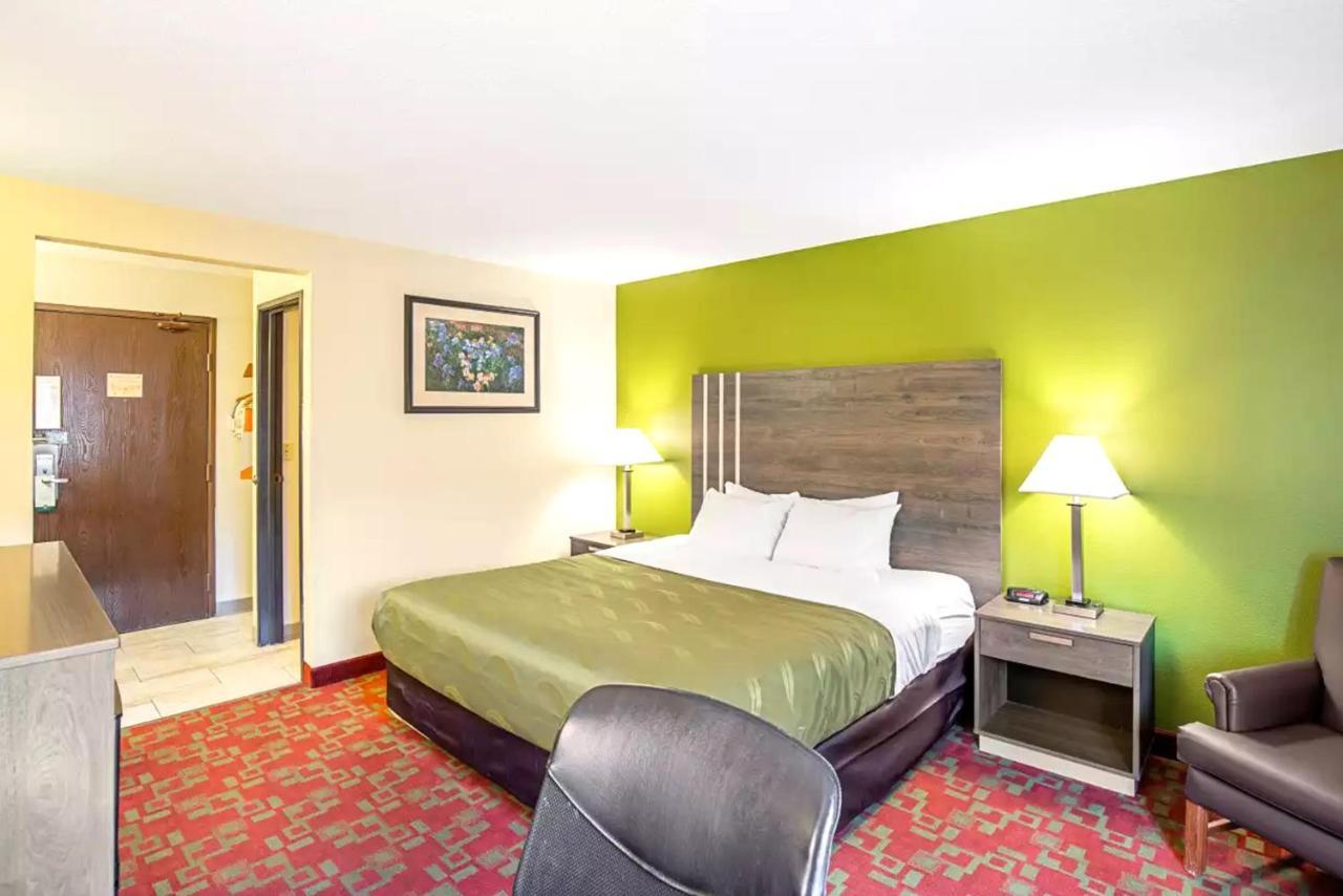 Norwood Inn & Suites Milwaukee Butler Esterno foto