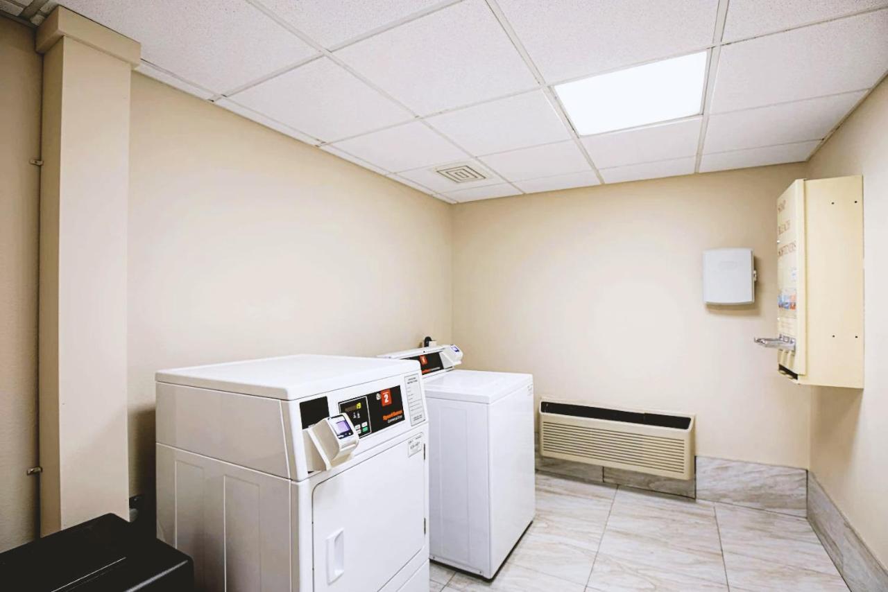 Norwood Inn & Suites Milwaukee Butler Esterno foto