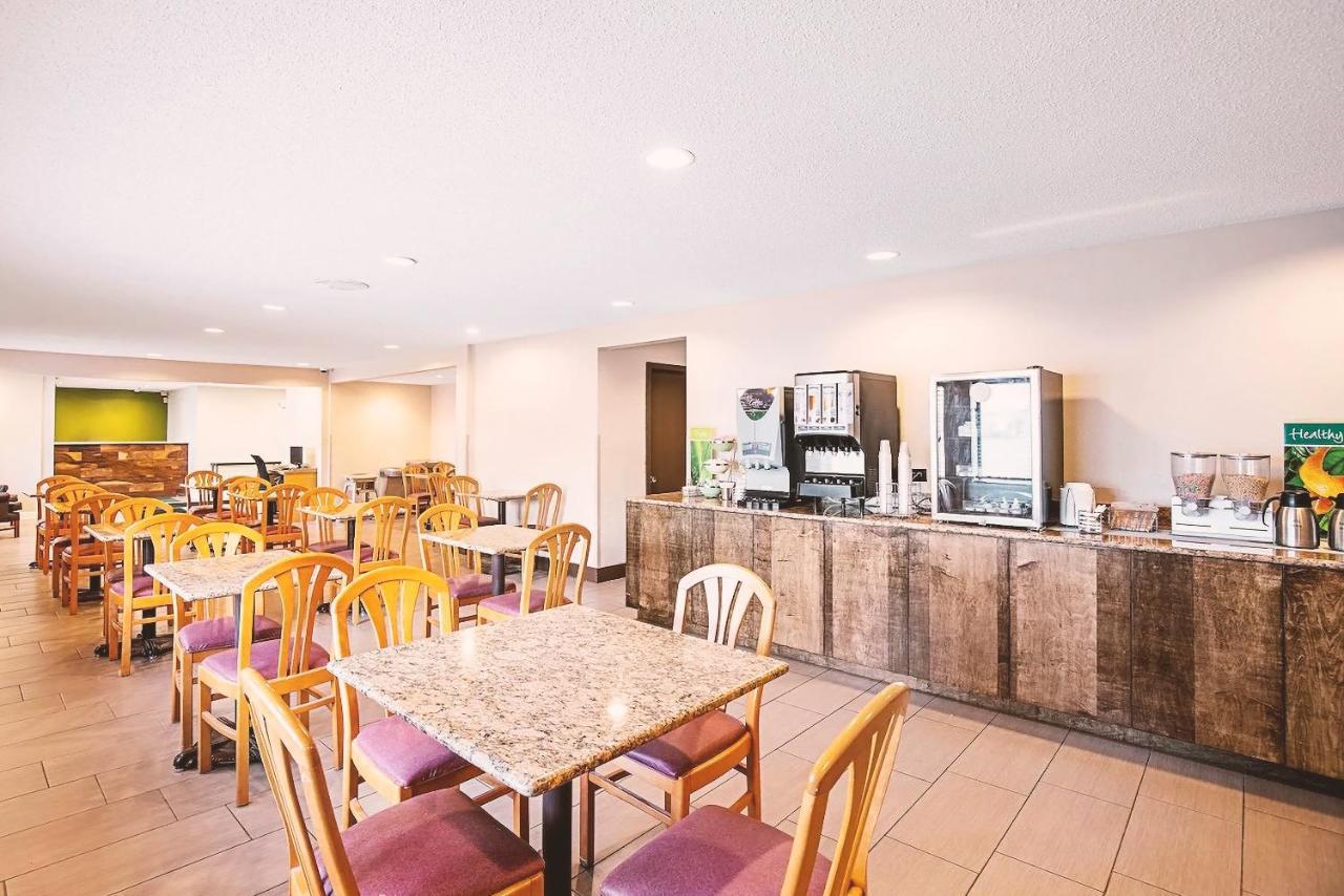Norwood Inn & Suites Milwaukee Butler Esterno foto