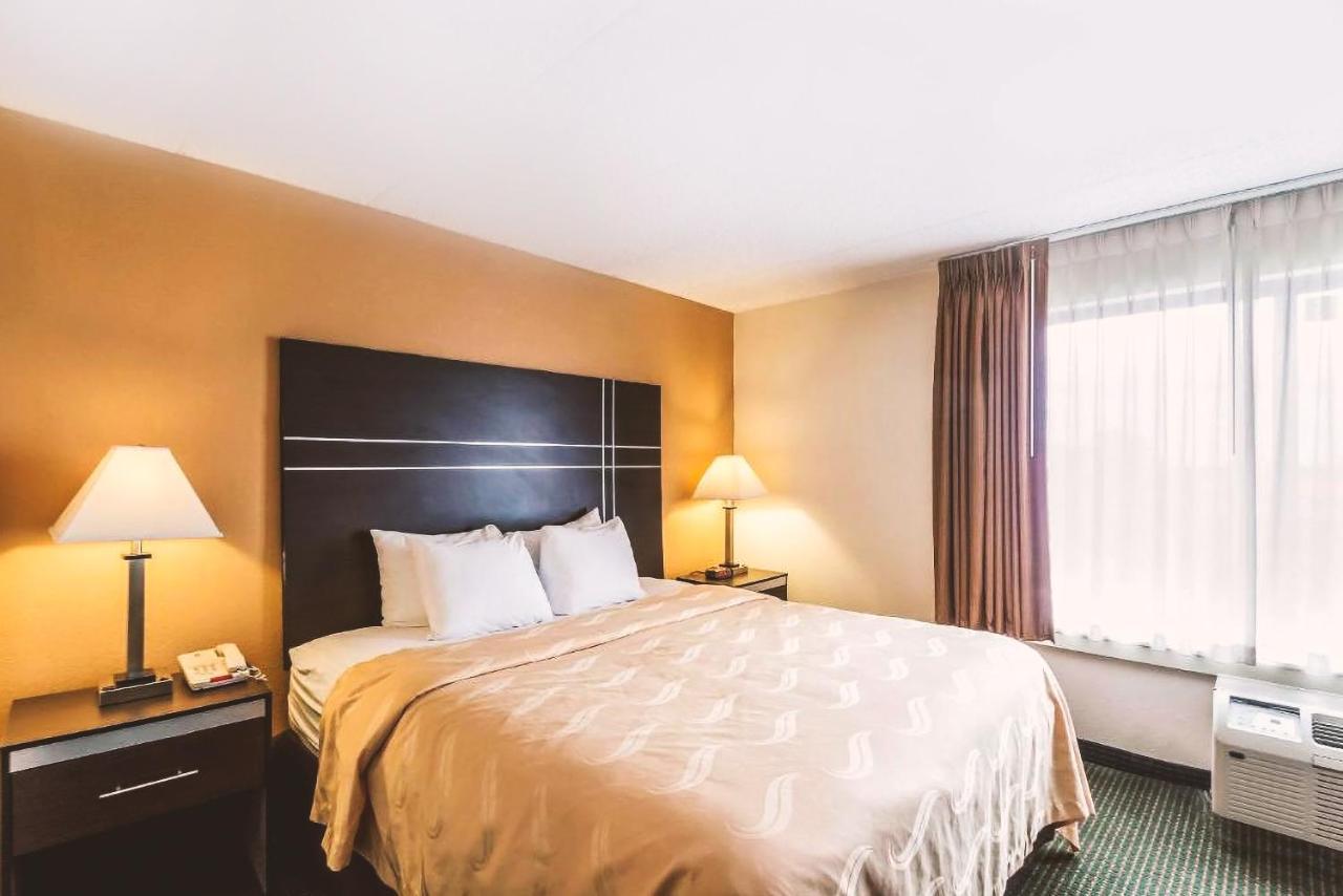Norwood Inn & Suites Milwaukee Butler Esterno foto