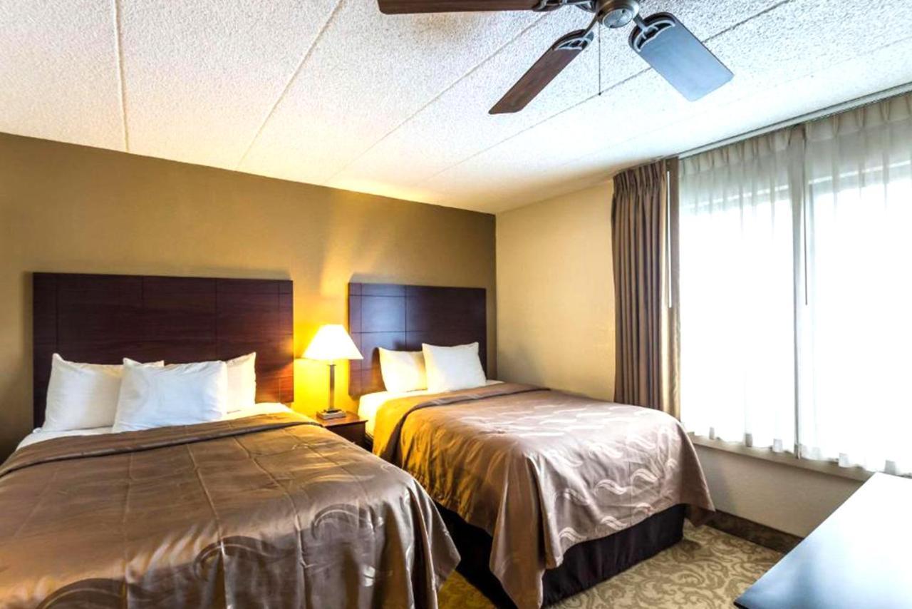 Norwood Inn & Suites Milwaukee Butler Esterno foto