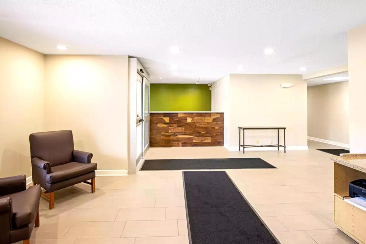 Norwood Inn & Suites Milwaukee Butler Esterno foto