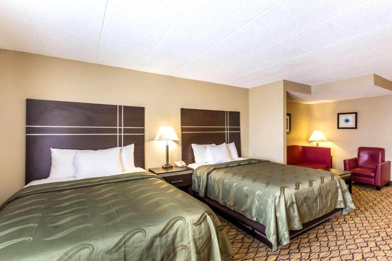 Norwood Inn & Suites Milwaukee Butler Esterno foto