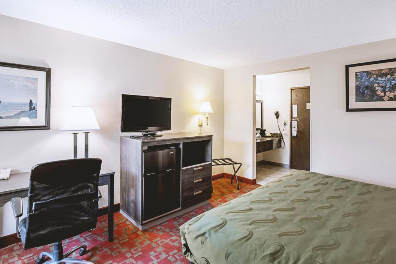 Norwood Inn & Suites Milwaukee Butler Esterno foto
