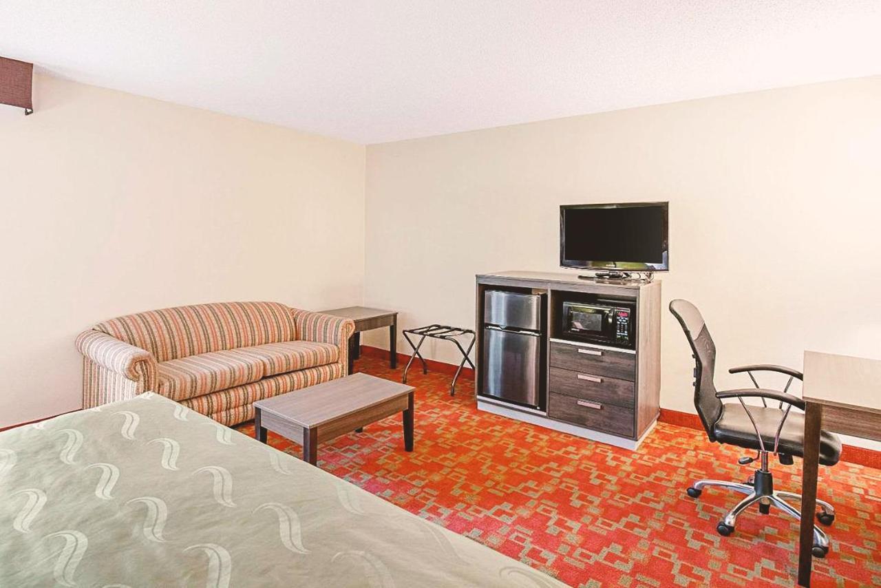 Norwood Inn & Suites Milwaukee Butler Esterno foto