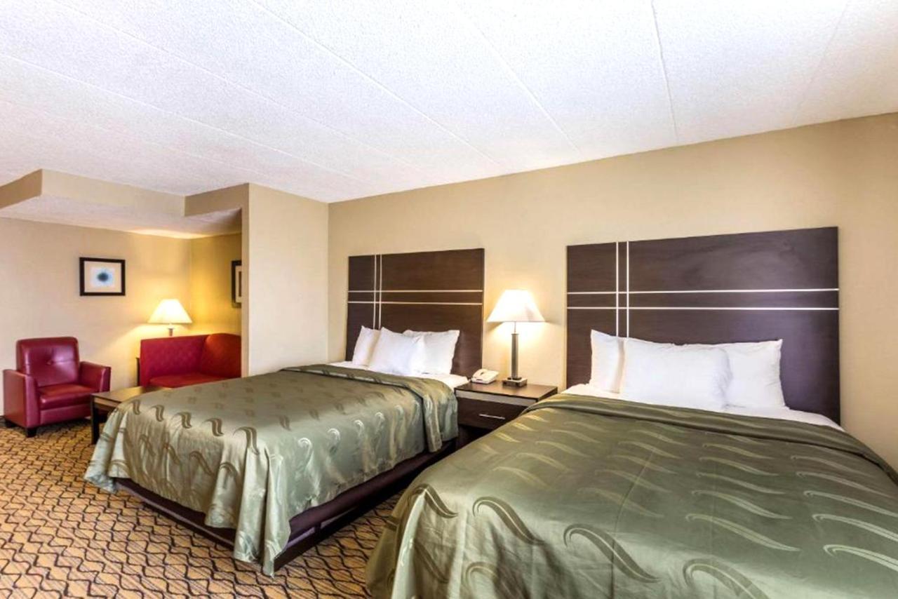Norwood Inn & Suites Milwaukee Butler Esterno foto