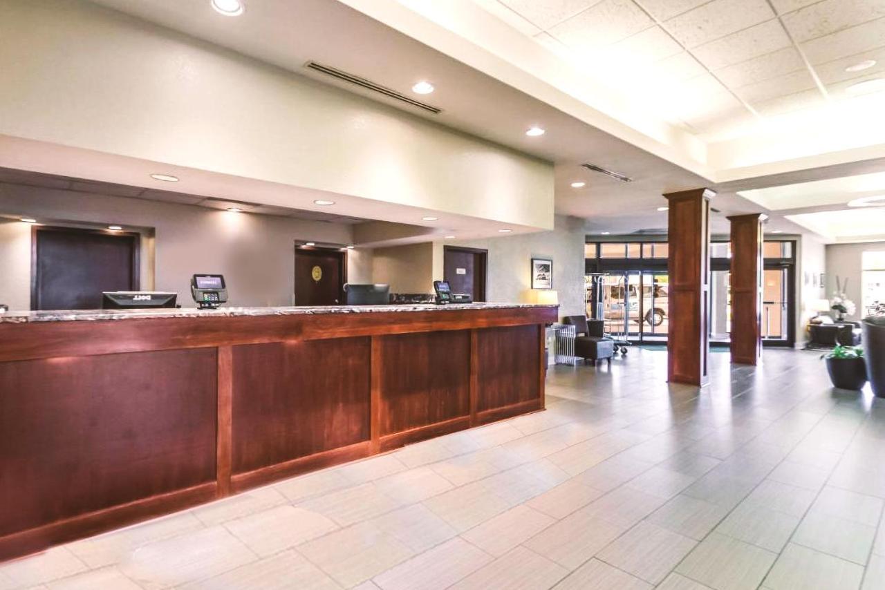 Norwood Inn & Suites Milwaukee Butler Esterno foto