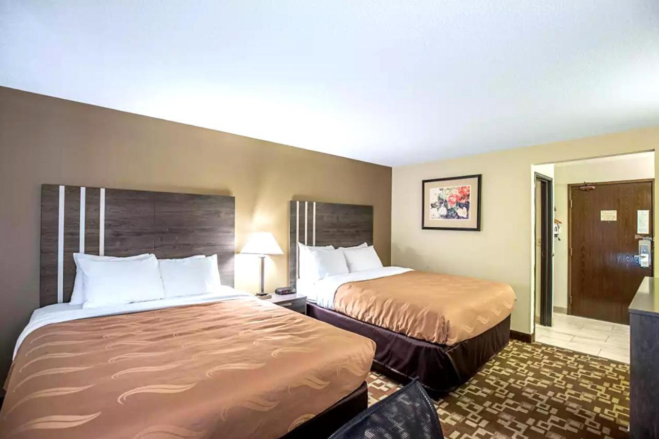 Norwood Inn & Suites Milwaukee Butler Esterno foto