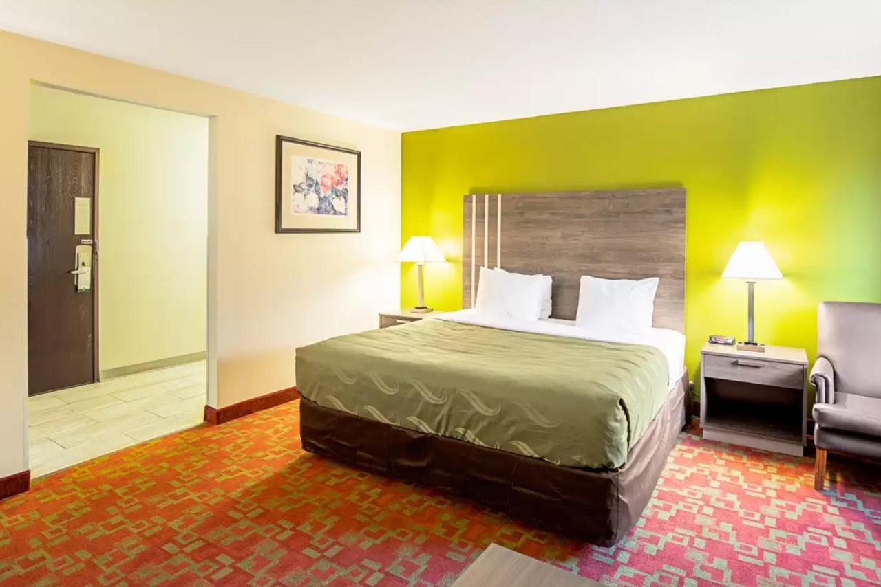 Norwood Inn & Suites Milwaukee Butler Esterno foto
