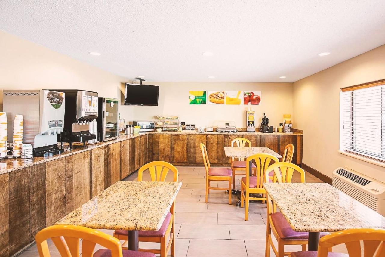 Norwood Inn & Suites Milwaukee Butler Esterno foto