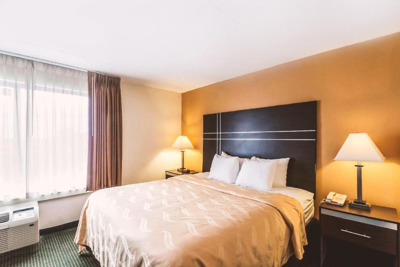 Norwood Inn & Suites Milwaukee Butler Esterno foto