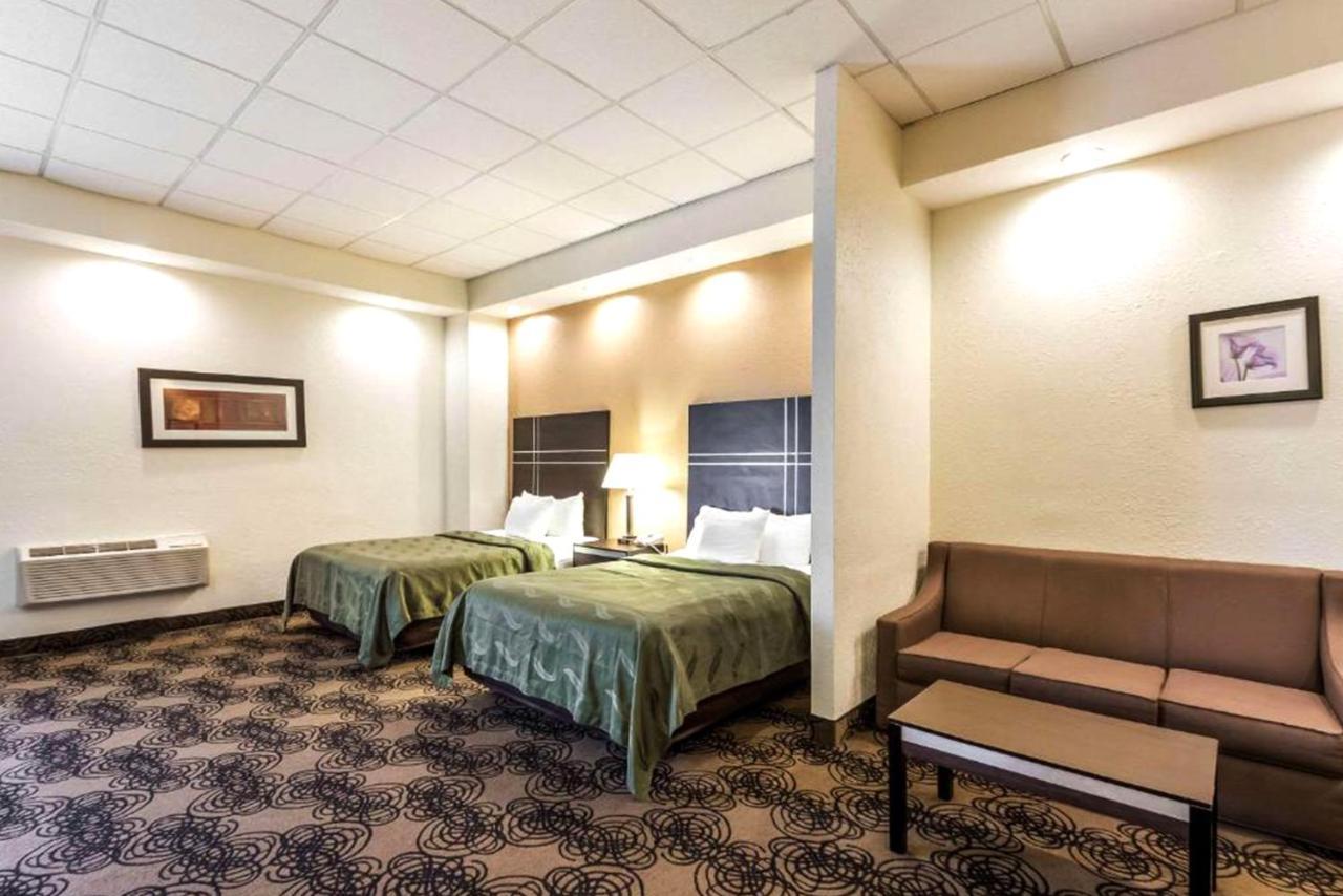 Norwood Inn & Suites Milwaukee Butler Esterno foto