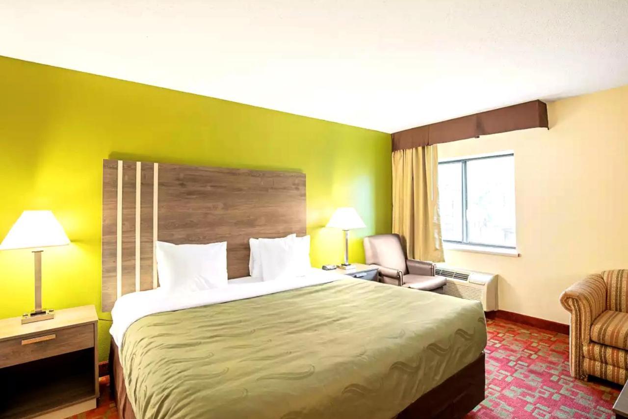 Norwood Inn & Suites Milwaukee Butler Esterno foto