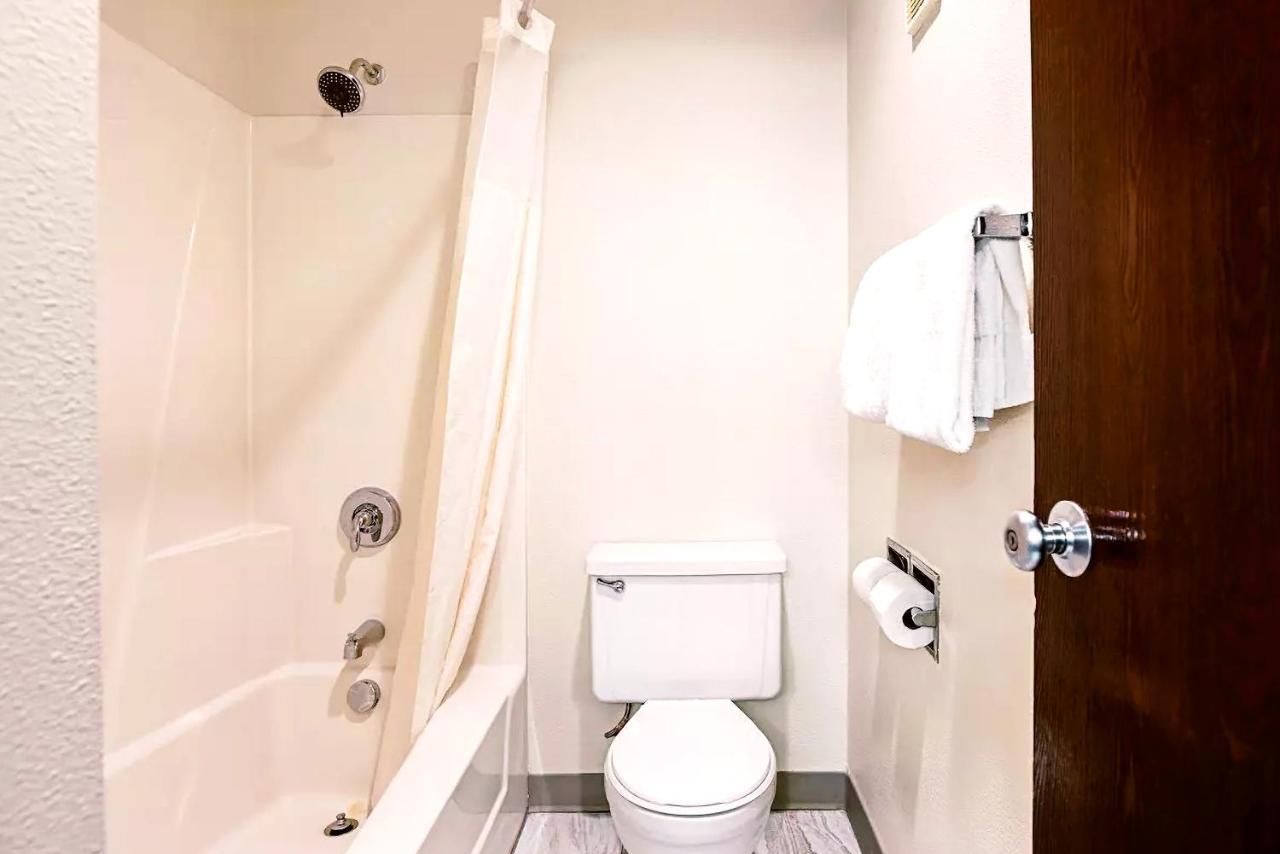 Norwood Inn & Suites Milwaukee Butler Esterno foto