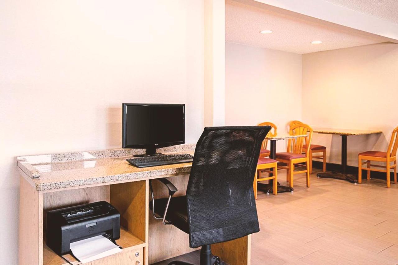Norwood Inn & Suites Milwaukee Butler Esterno foto