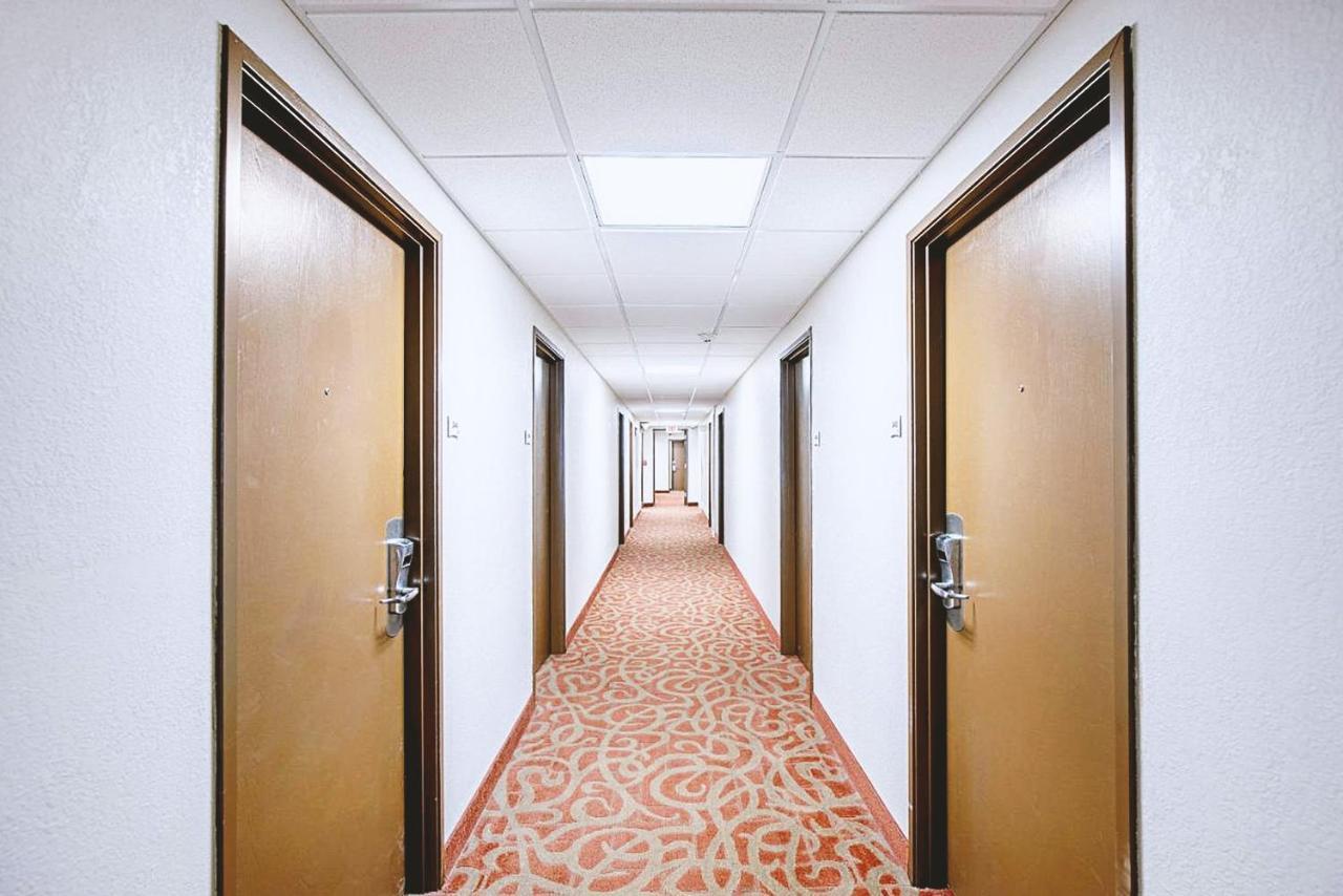 Norwood Inn & Suites Milwaukee Butler Esterno foto