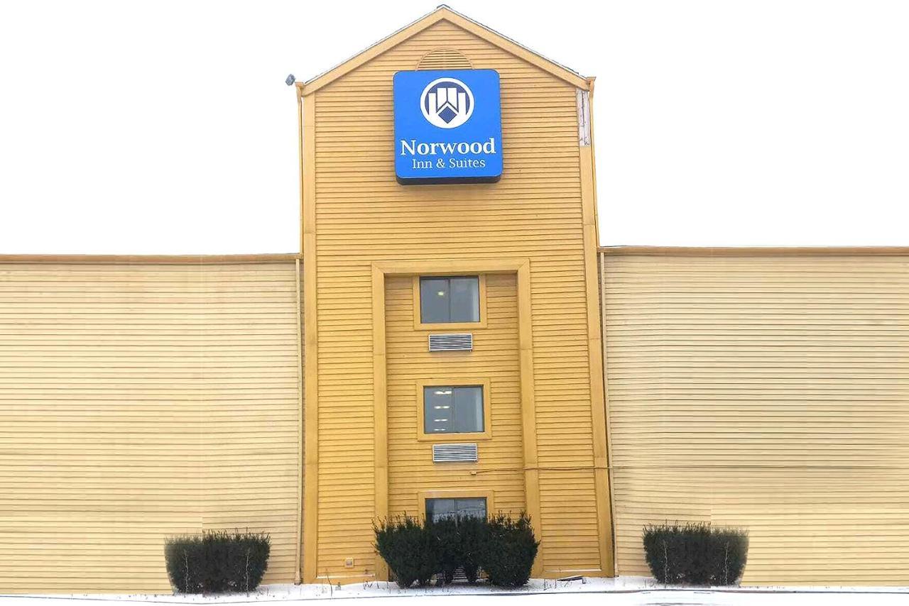 Norwood Inn & Suites Milwaukee Butler Esterno foto