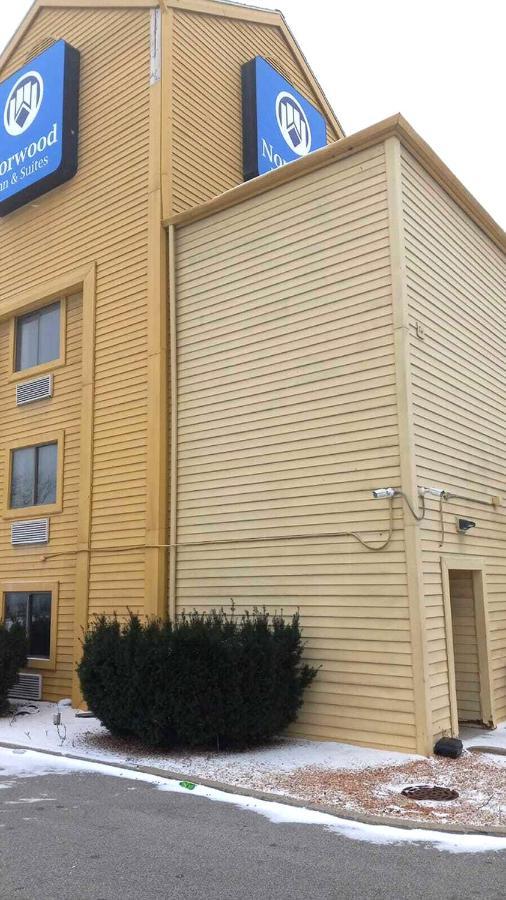 Norwood Inn & Suites Milwaukee Butler Esterno foto